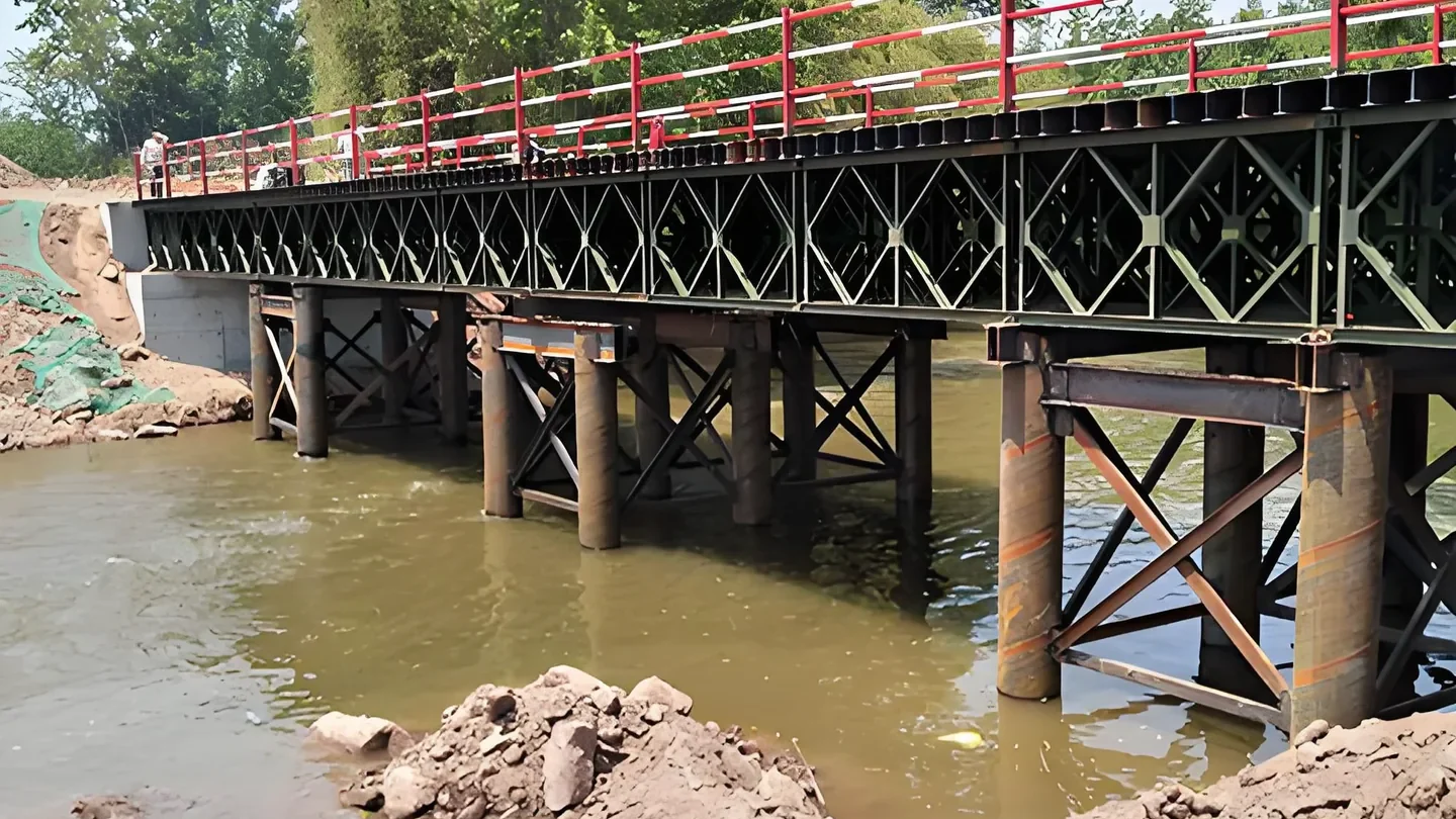 已建成的跨河贝雷桥