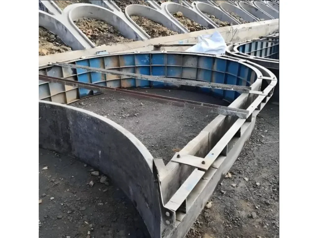 Arched slope protection steel formwork