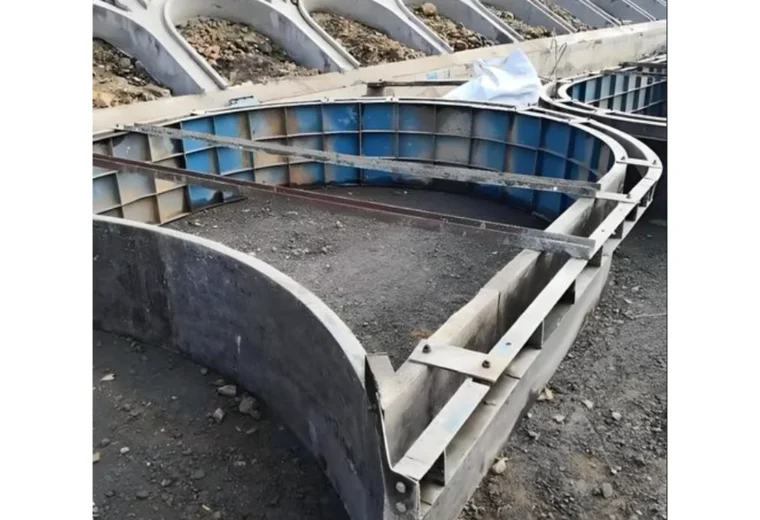 拱形护坡钢模板施工现场