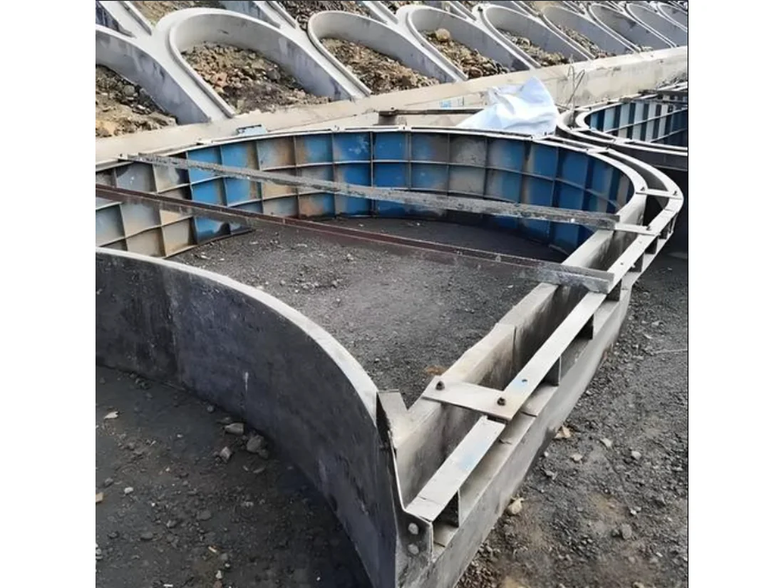Arched slope protection steel formwork