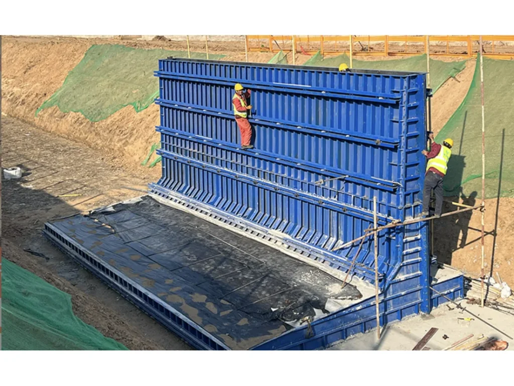Retaining wall steel formwork