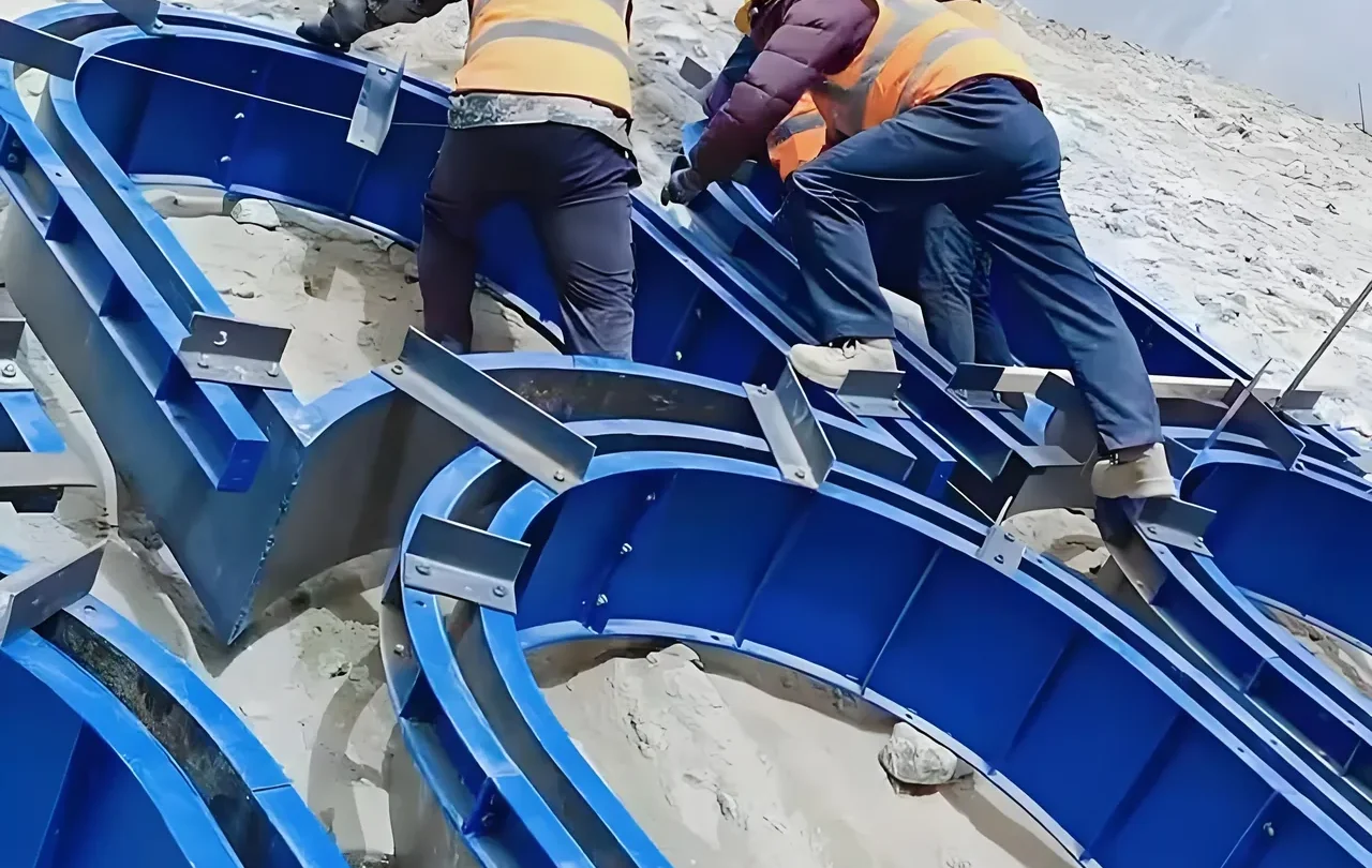 工人操作校准圆弧钢模板