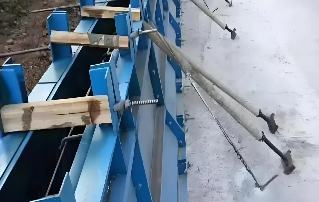 道路边坡蓝色模板施工现场