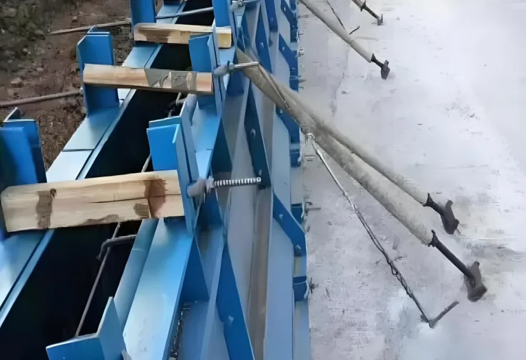 道路边坡蓝色模板施工现场